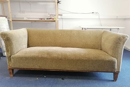 Реставрация и перетяжка старого дивана премиум тканью