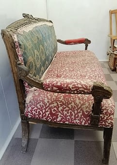 Ремонт, реставрация и перетяжка старинного дивана