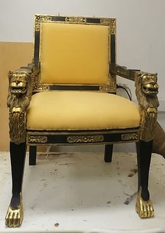 Реставрация, перетяжка  и золочение антикварного кресла