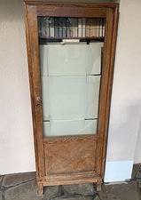 Старая дубовая витрина до реставрации